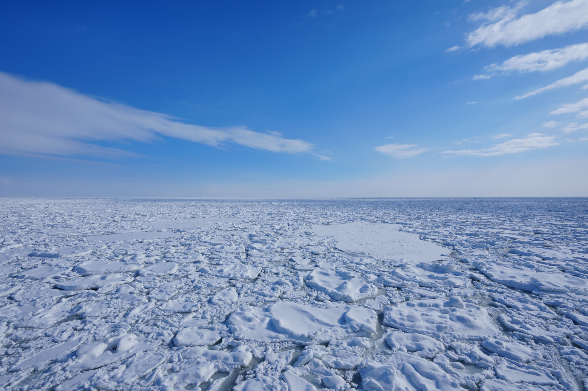オホーツク海の流氷と青空