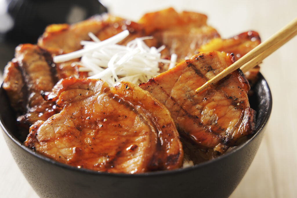 北海道十勝帯広で名物の炭火焼き豚丼