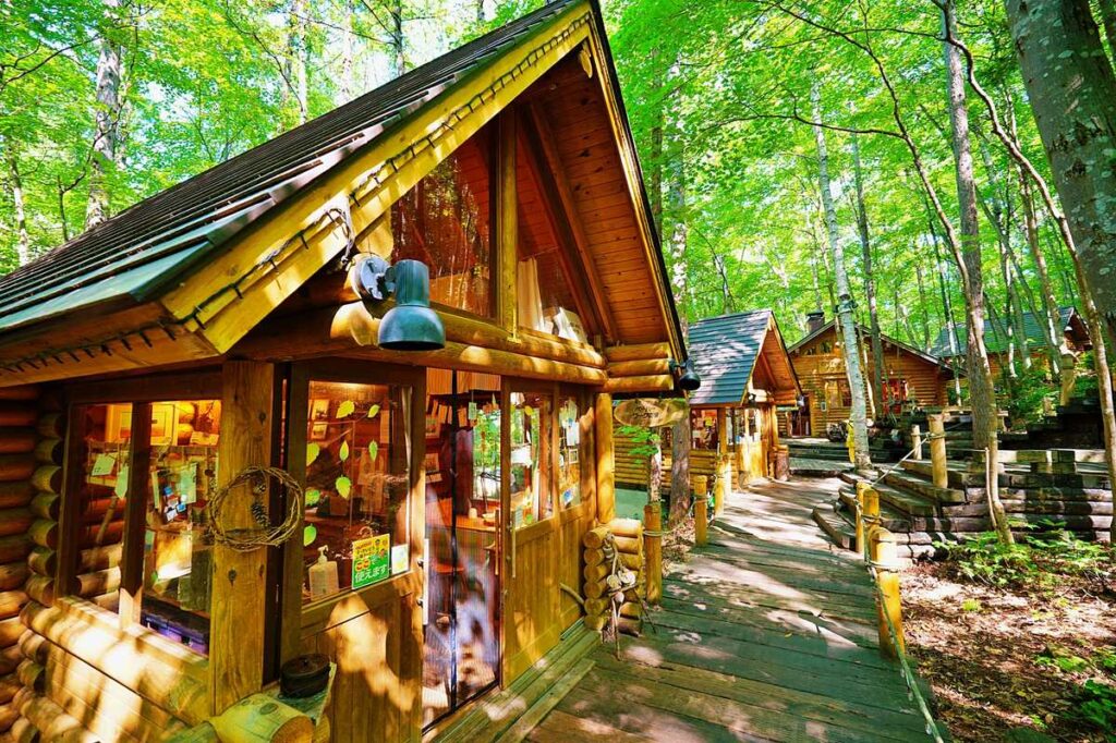 富良野・ニングルテラスの森の中の木製小屋