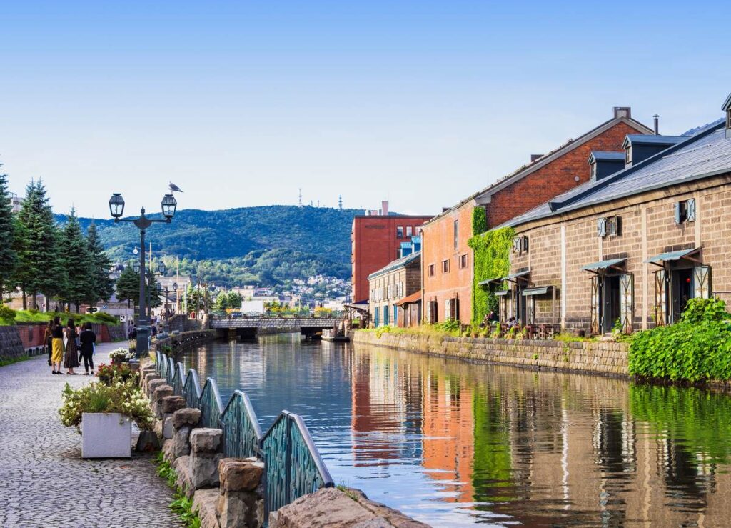 小樽運河と石造り倉庫群の風景