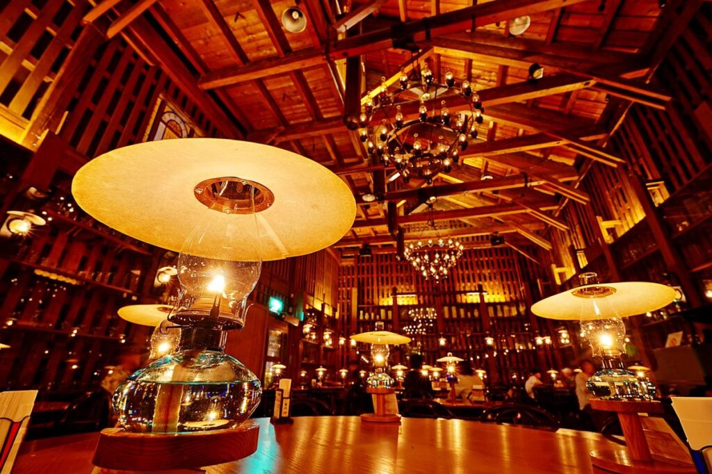 北一硝子三号館の幻想的な店内