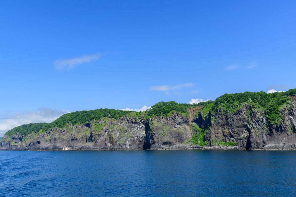 知床クルーズから見る断崖と青い海
