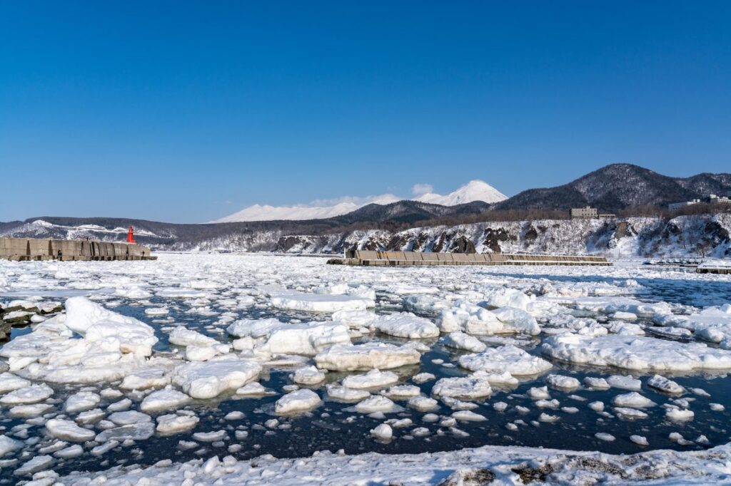 知床の冬・流氷と知床連山