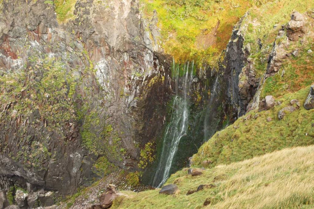 知床・フレペの滝(乙女の涙)