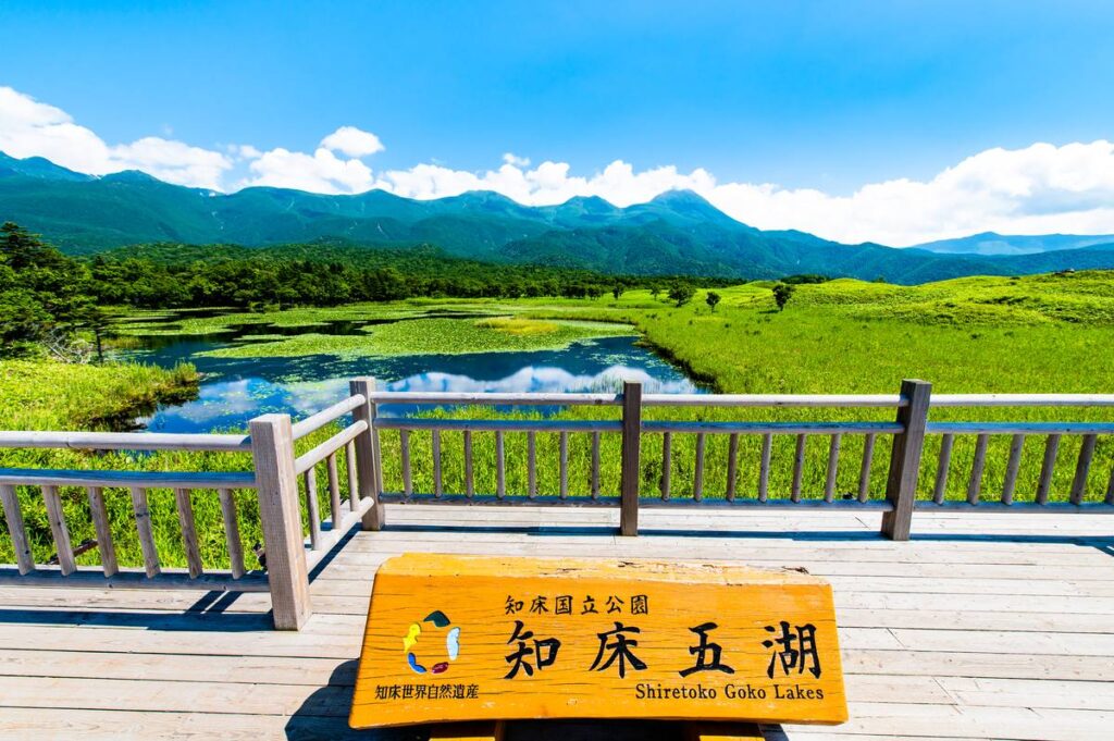 知床五湖と知床連山の絶景