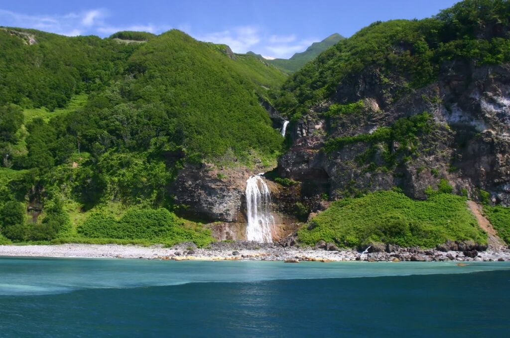 知床・カムイワッカの滝と青い海
