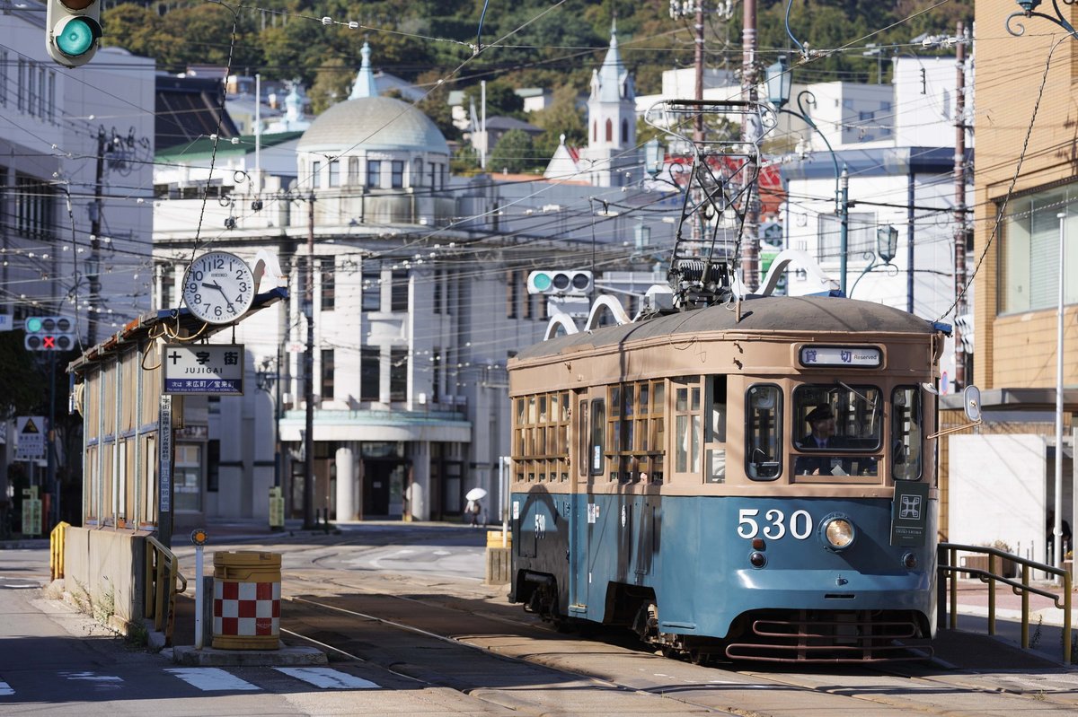 函館の市電が走る街並み