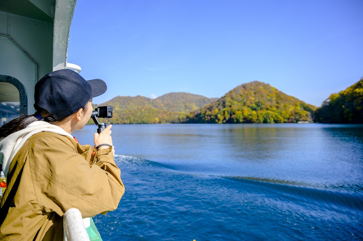 洞爺湖を進む遊覧船と中島