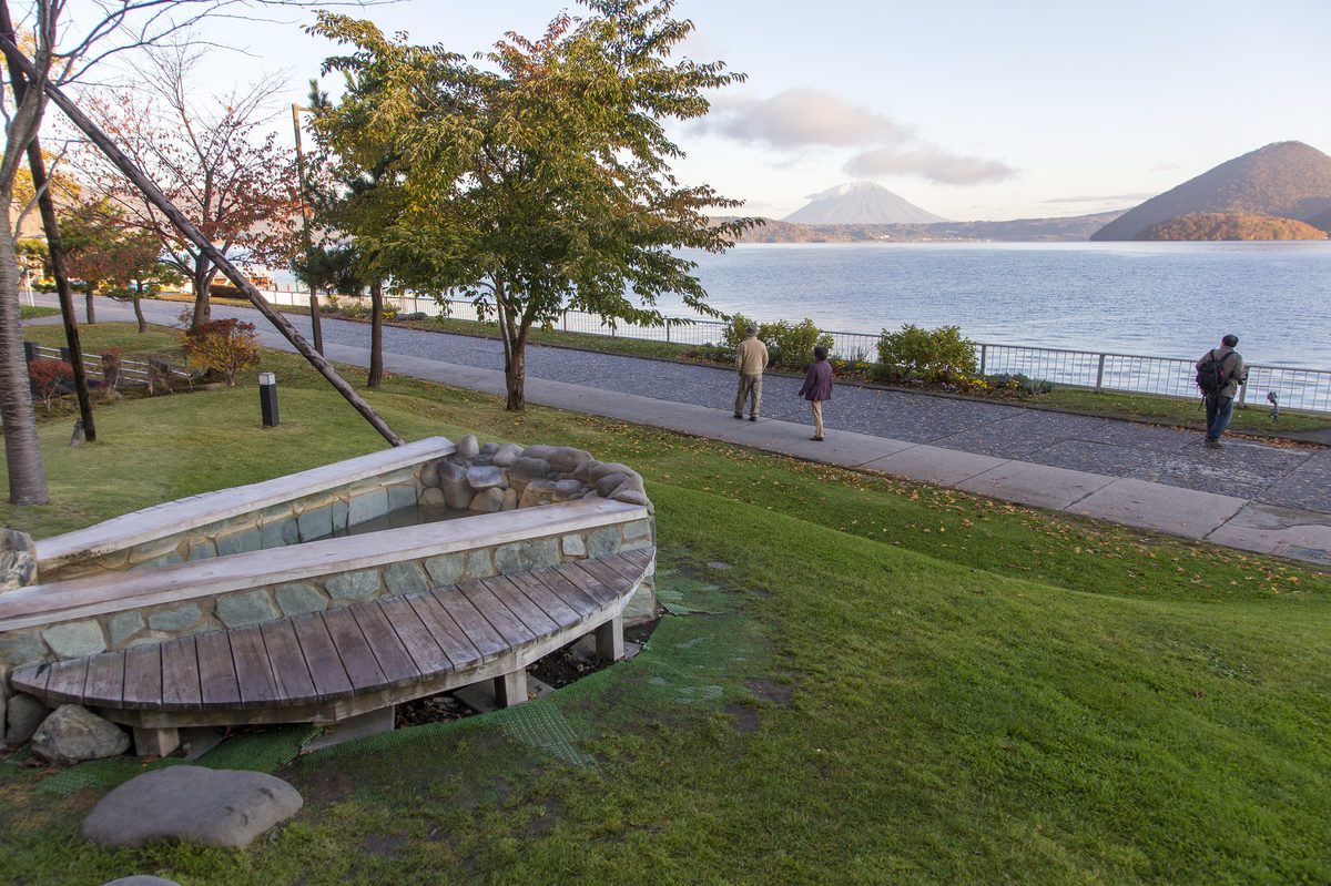 洞爺湖温泉街の足湯と湖の夕景
