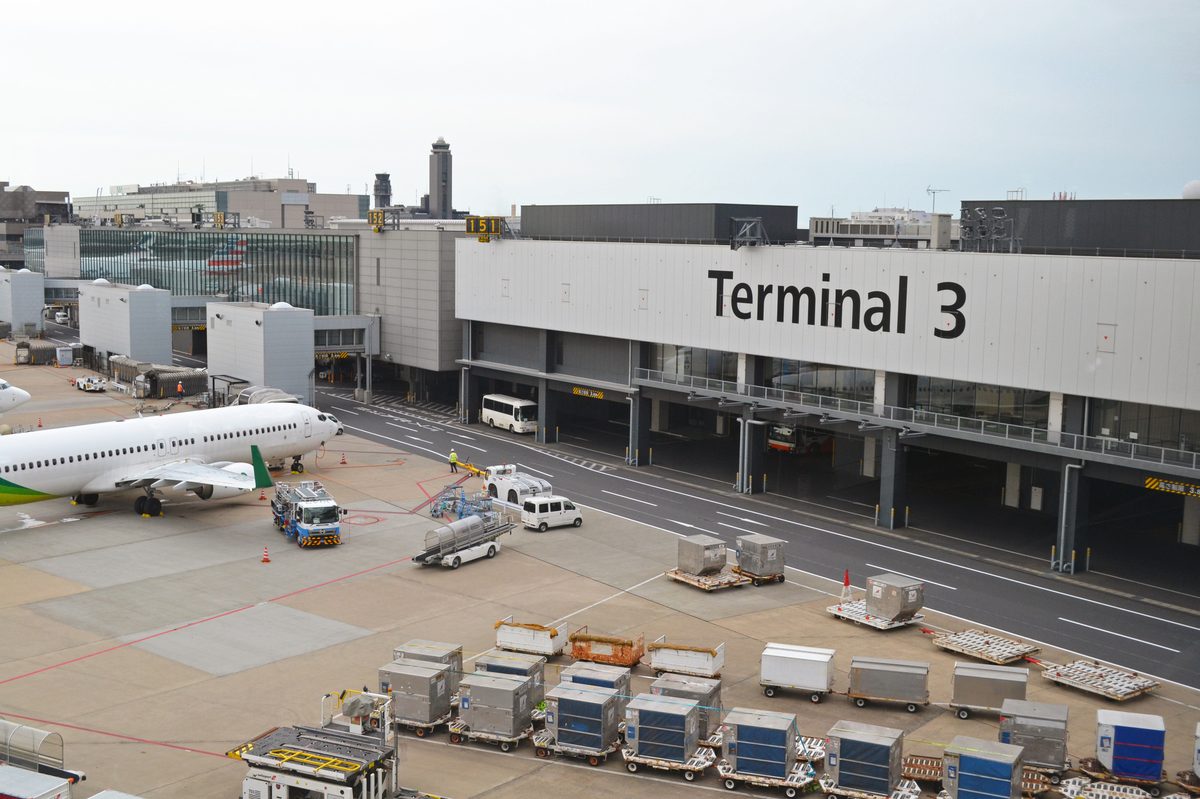 成田空港のLCCターミナルと機体