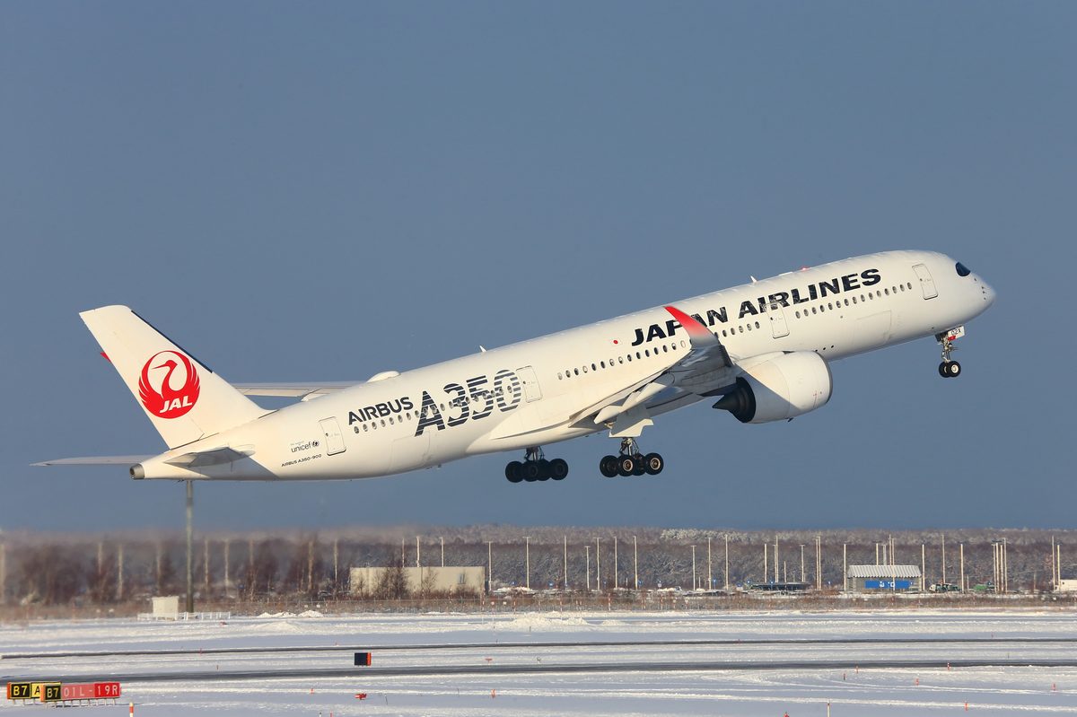 雪の北海道空港と冬季欠航のイメージ