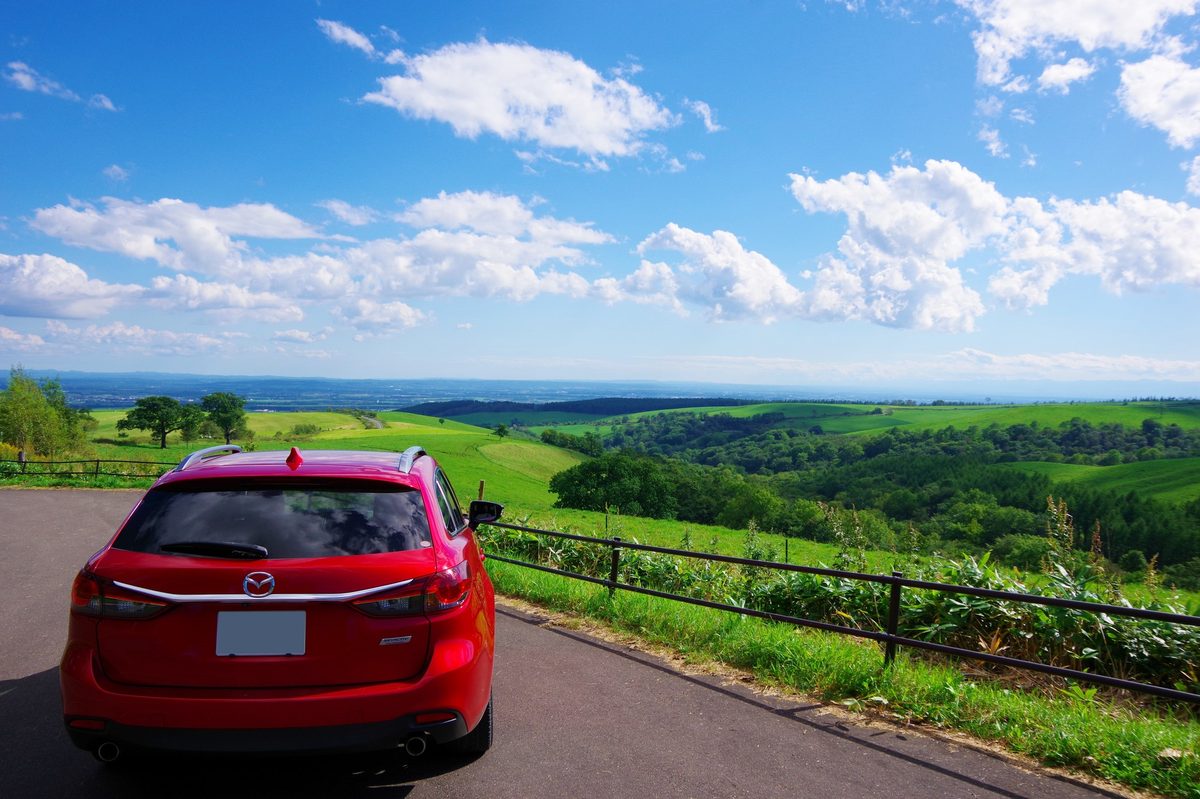 北海道の道道を走るレンタカー