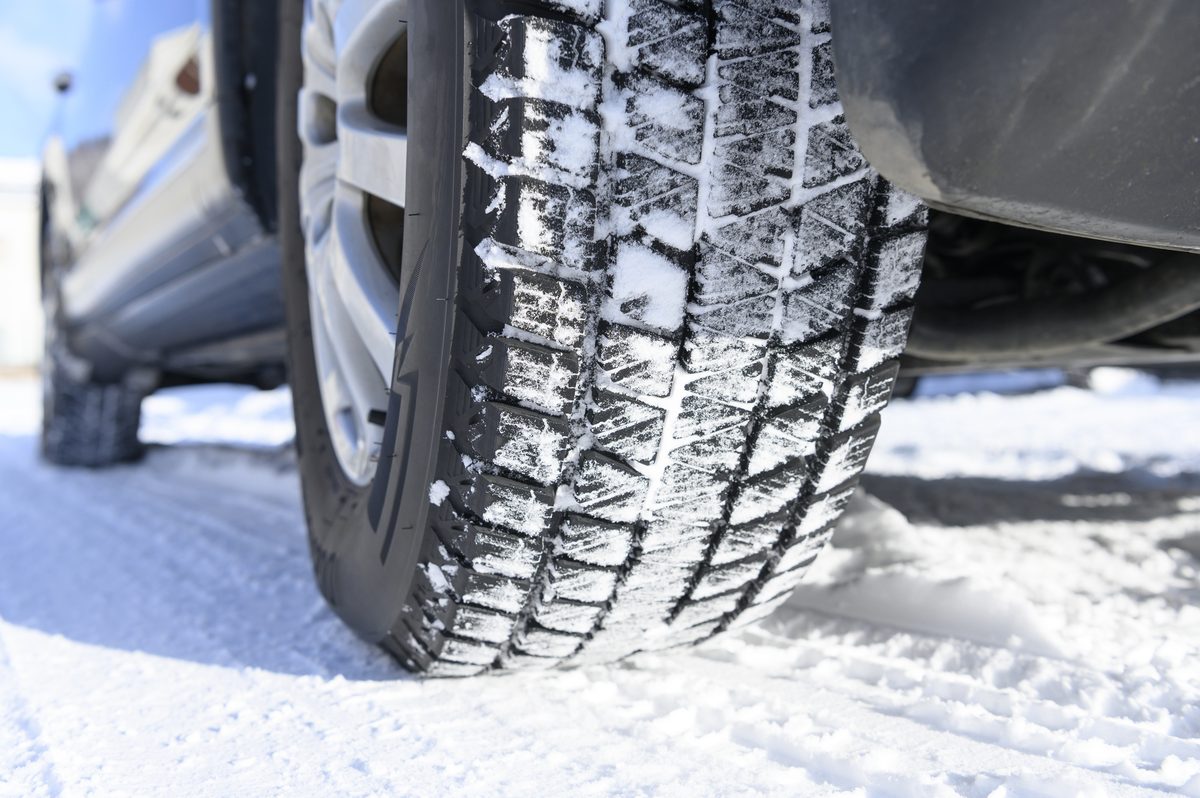 スタッドレスタイヤを装着した雪道走行の4WD車両