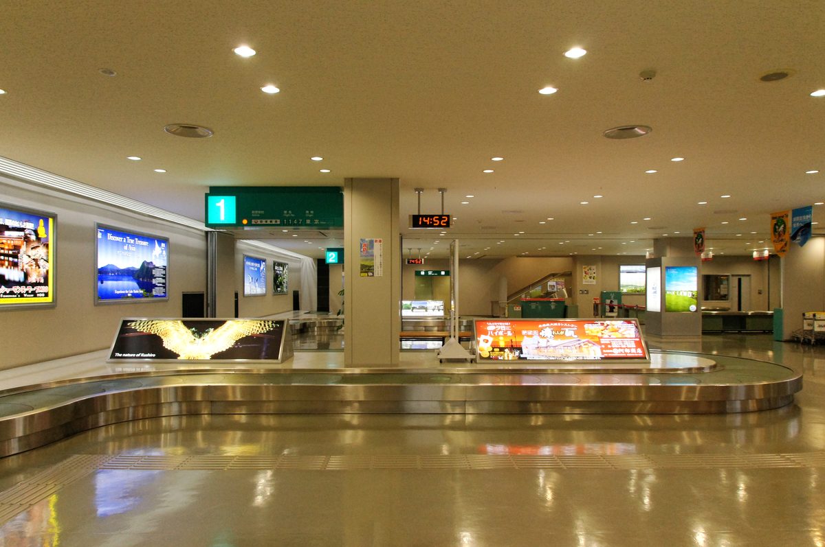 空港到着ロビーの案内表示