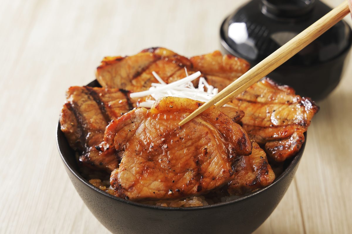 炭火で焼く豚丼、または豚丼の丼ぶり