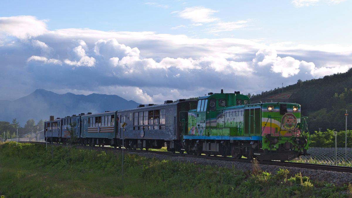 ノロッコ号の開いた窓から見える車窓風景