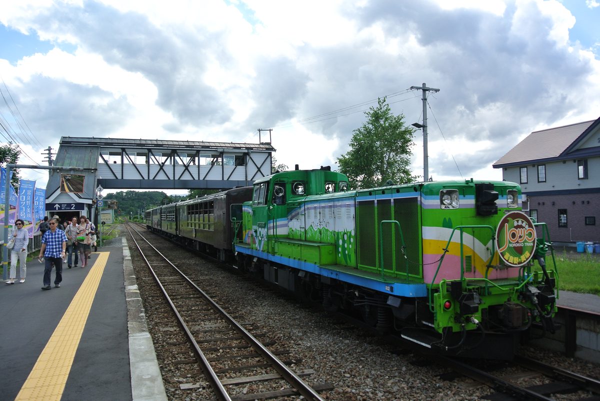 ラベンダー畑を背景にしたノロッコ号