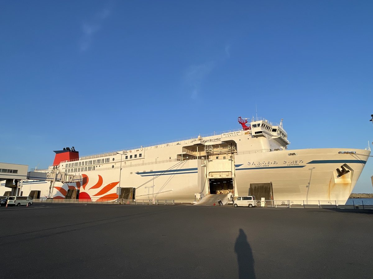 北海道の港に接岸するフェリーや車両甲板への乗船風景