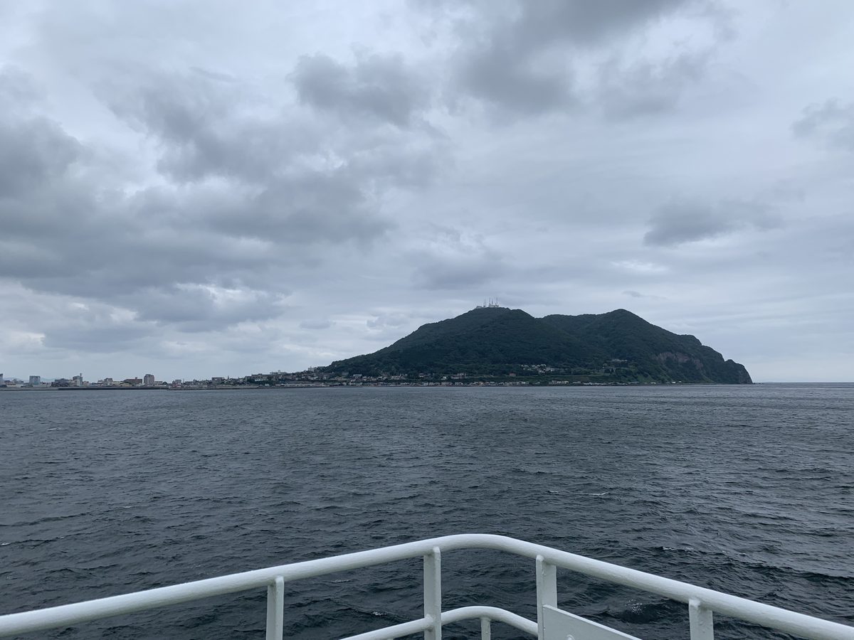 日本地図と航路を連想させるイメージ、または船上デッキからの海