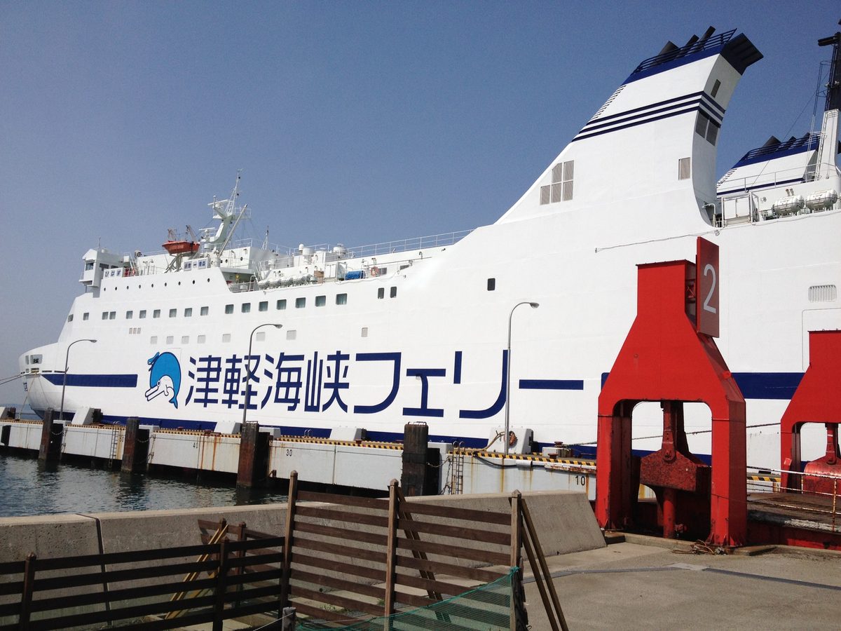 函館港または津軽海峡を渡るフェリーの風景
