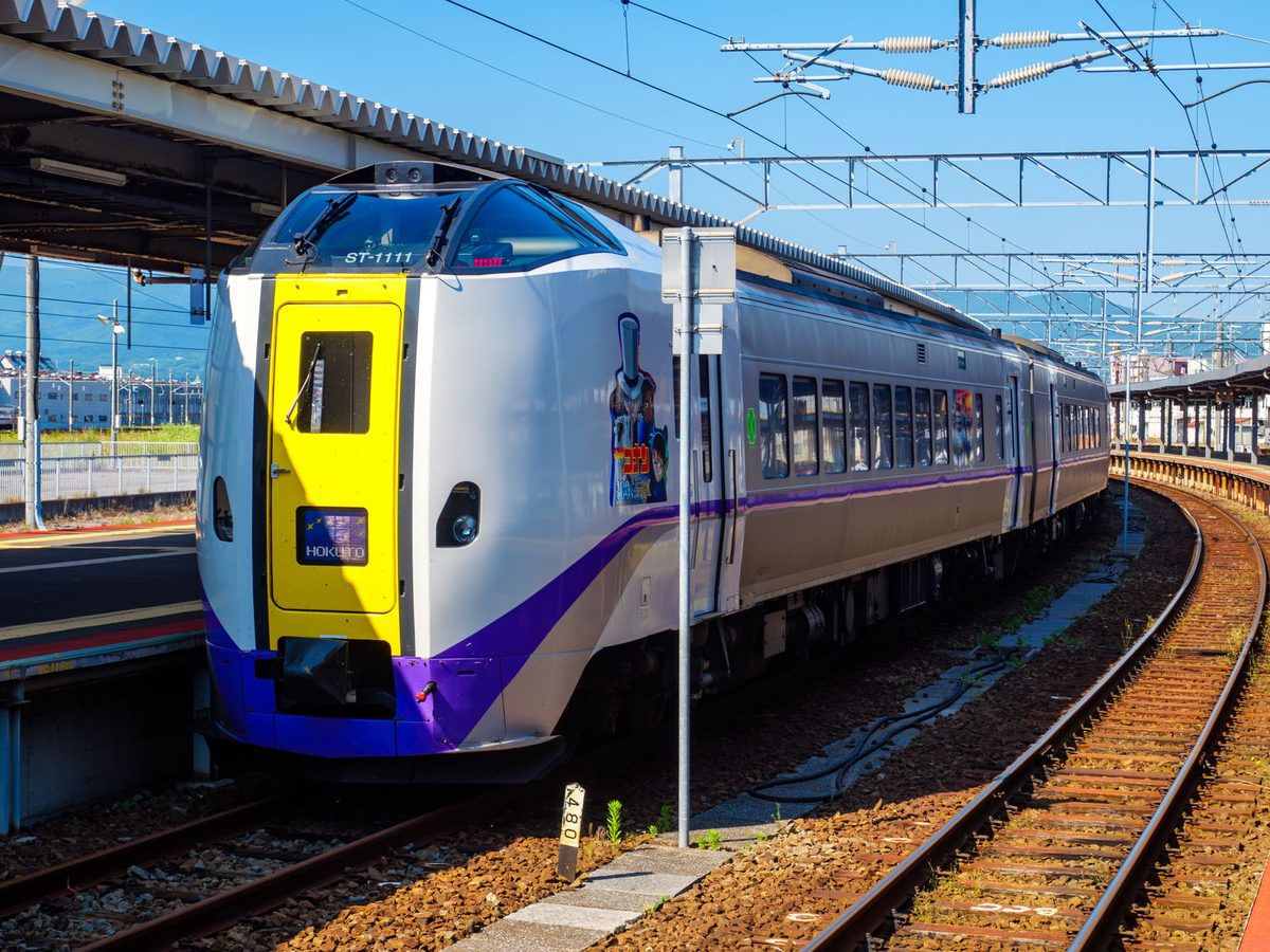 JR北海道の在来線特急(キハ261系など)が走る北海道らしい風景。横位置