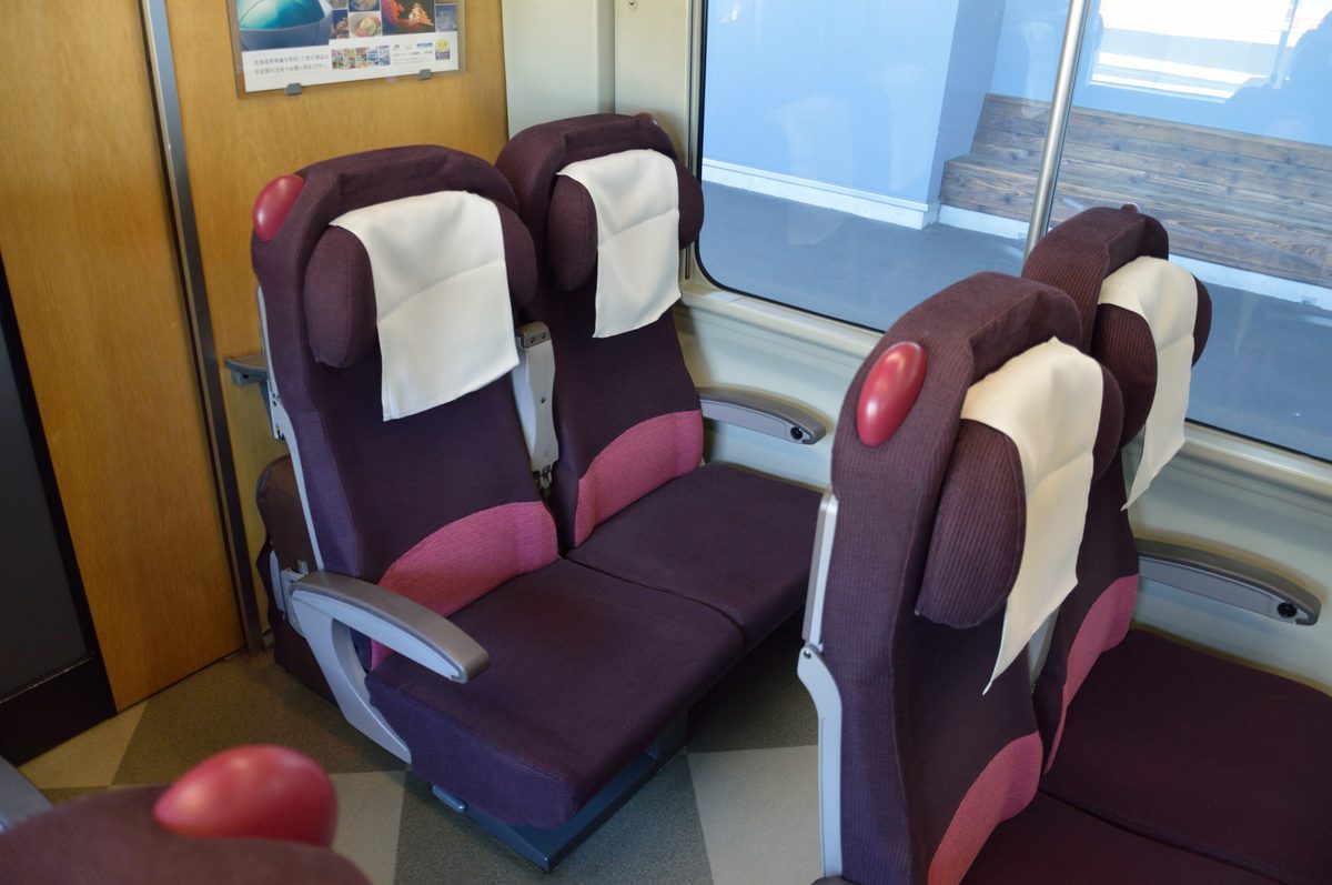 特急列車の車内・普通車指定席のシート