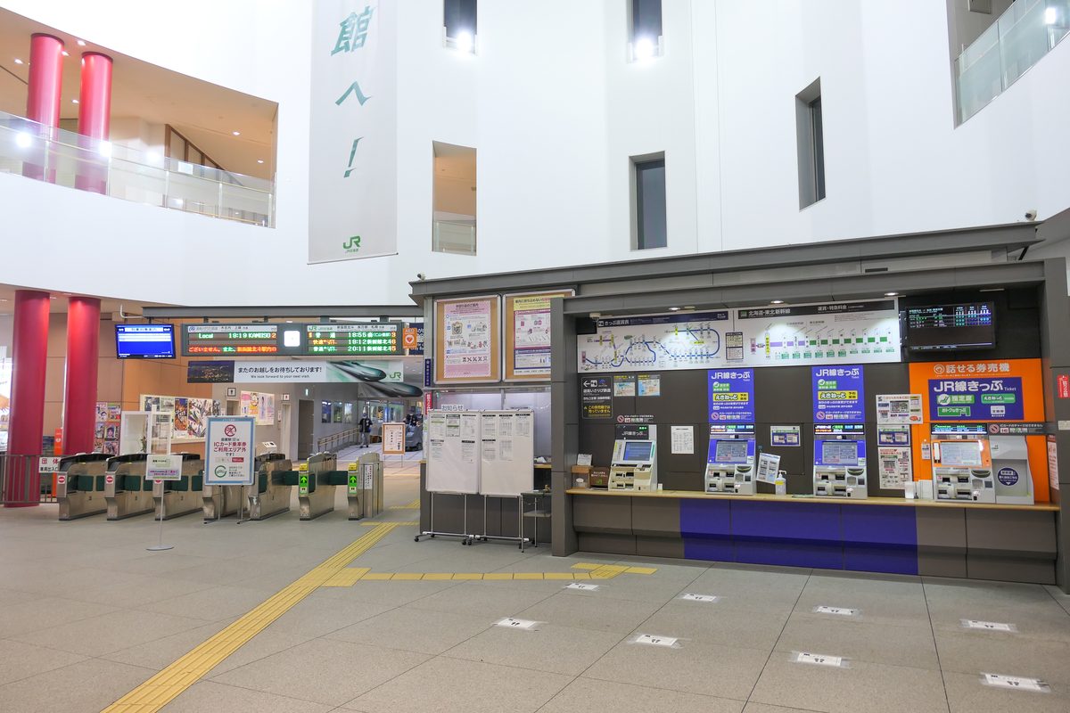駅の改札・きっぷ・時刻表など「買い方・使い方」の象徴