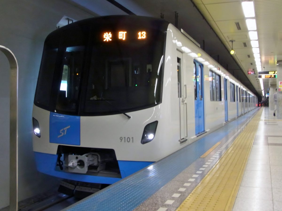 札幌市営地下鉄の車両またはホームの様子(幹線交通のイメージ)