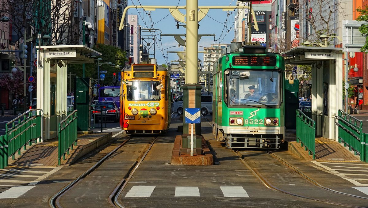 札幌市電(路面電車)が街を走る様子