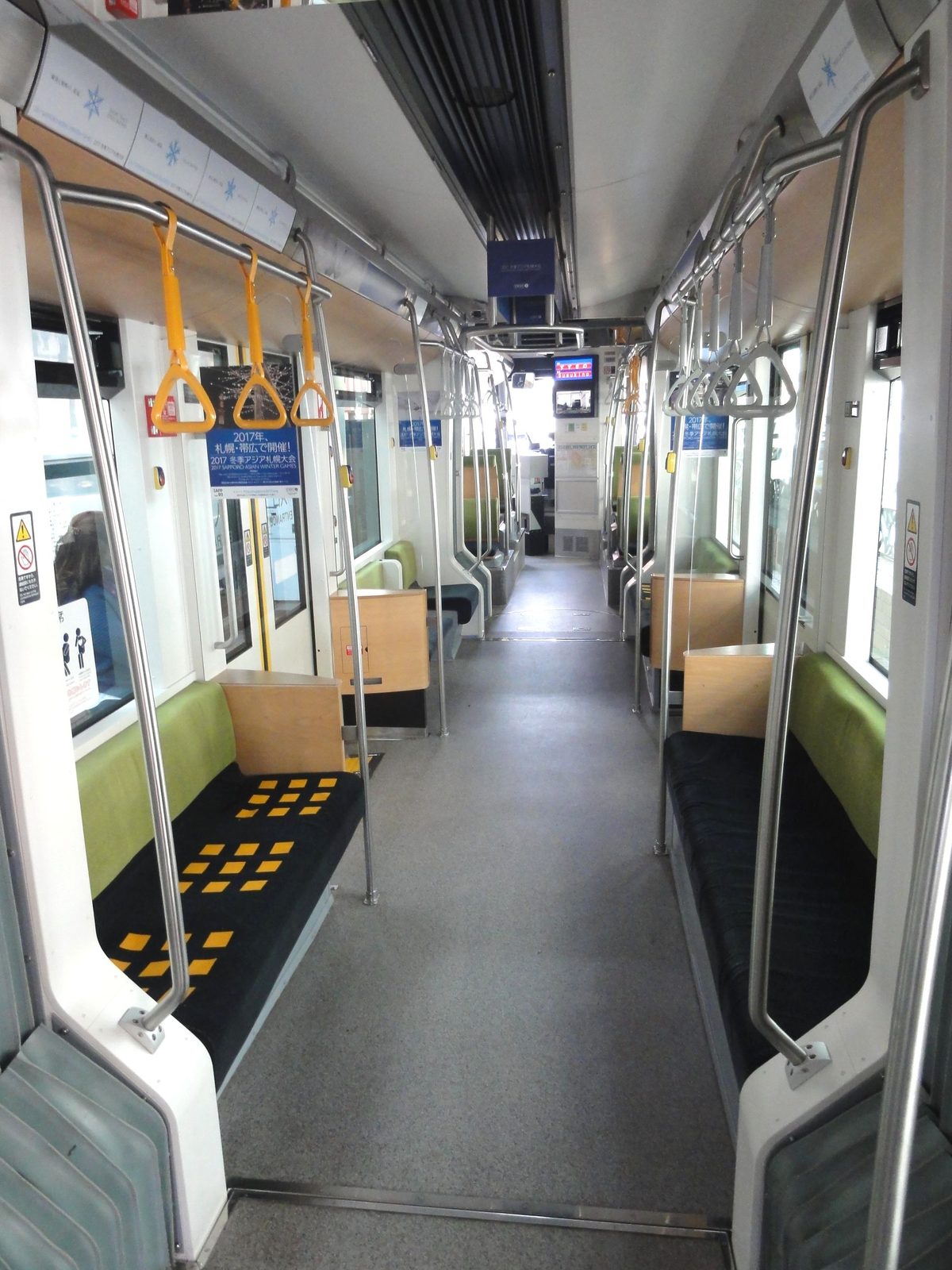 市電車内の運賃箱または降車の様子
