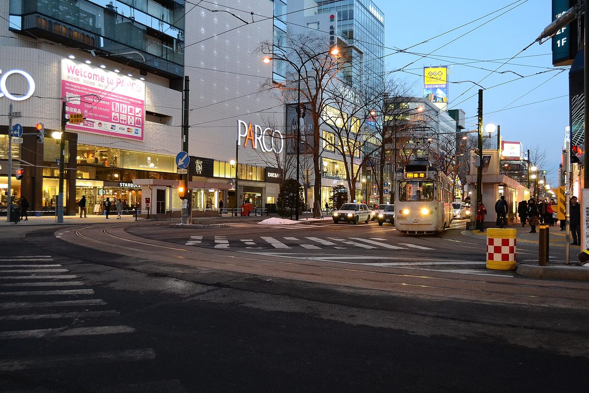 市電と街並み、または観光する旅行者
