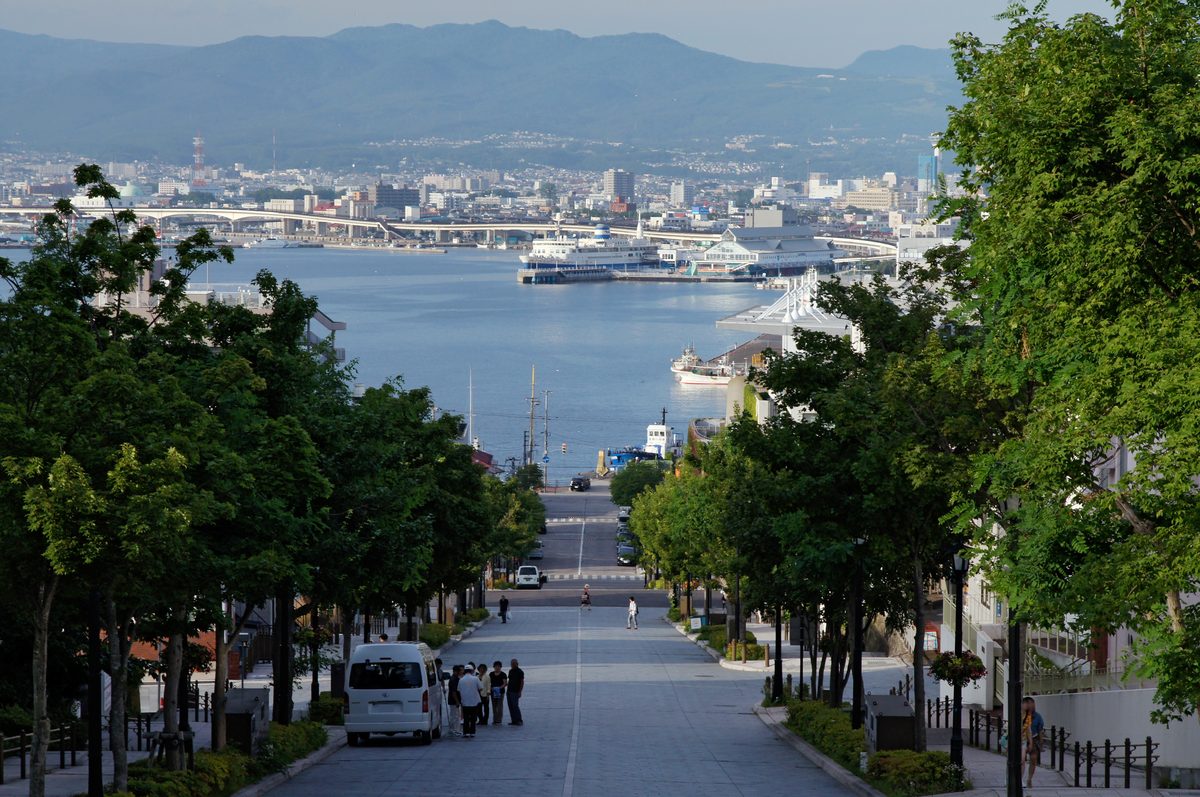 函館の街並みや函館山からの景観など「函館到着」を想起させる横位置写真