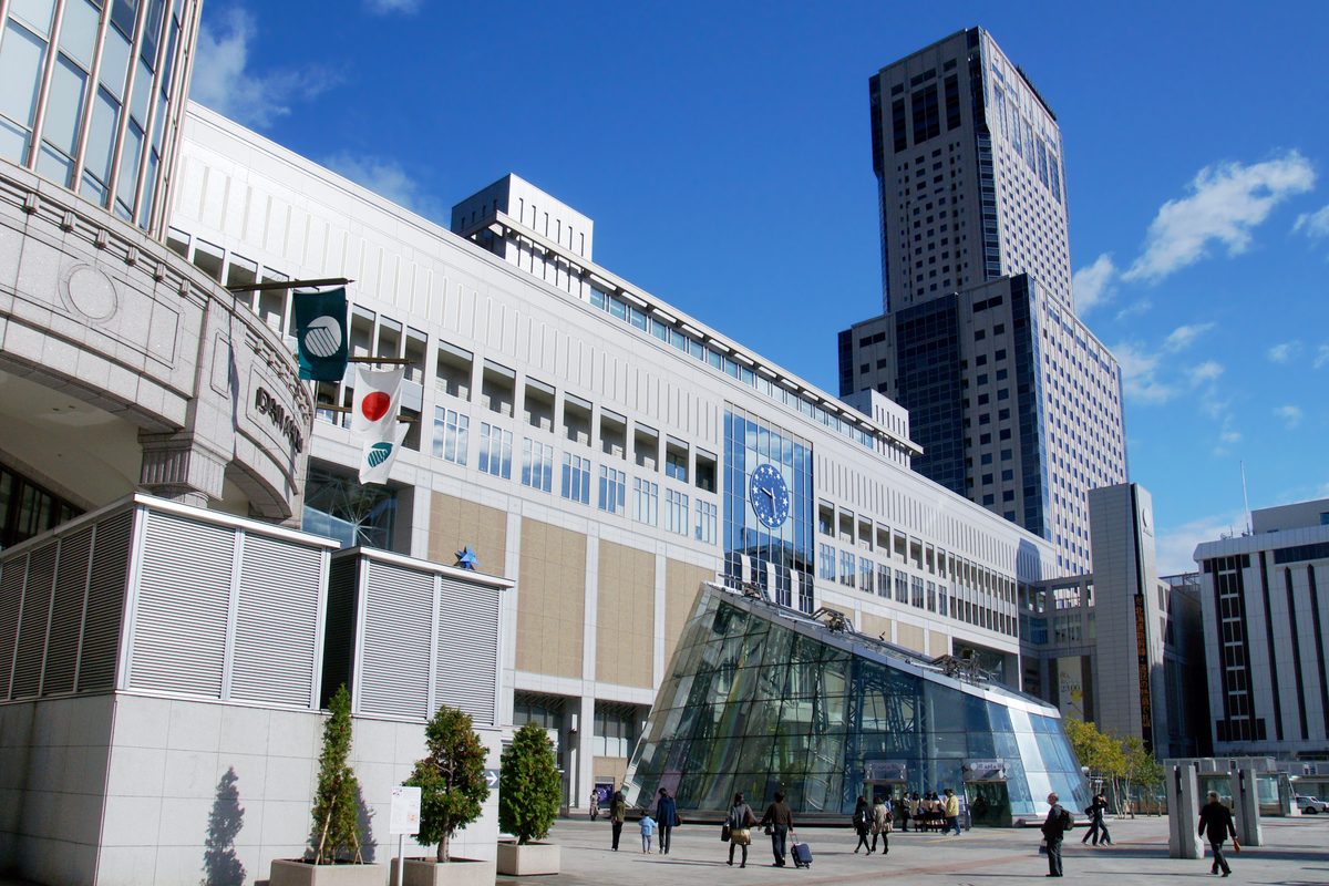 札幌駅南口の駅前広場とJRタワー（移動の起点イメージ）