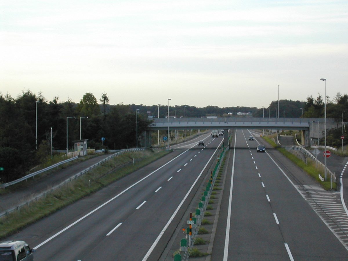 道央自動車道など北海道の高速道路をドライブする風景