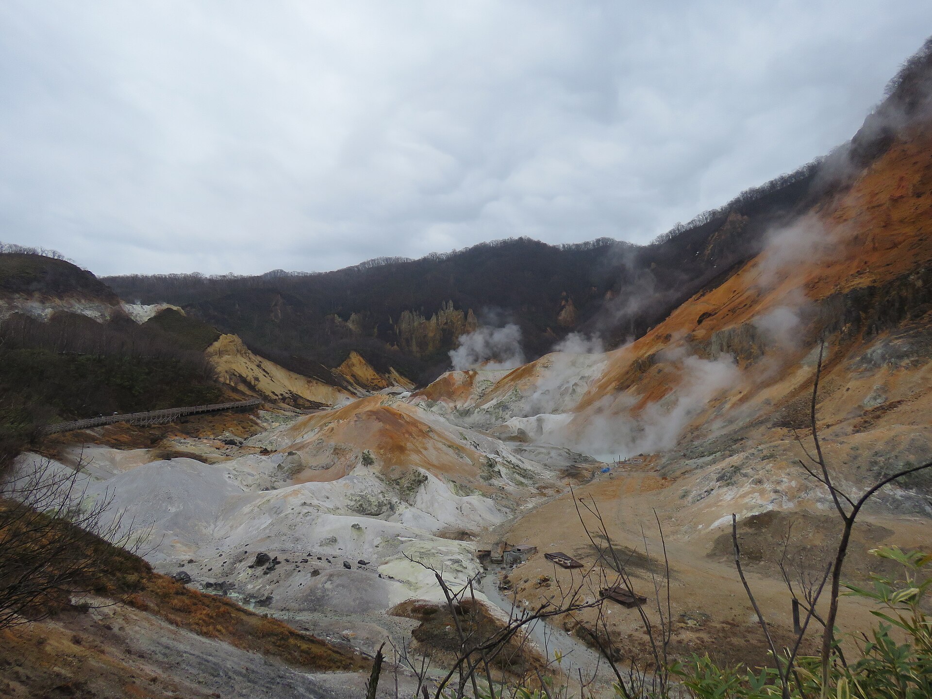 白い噴気を上げる登別地獄谷の火山地形