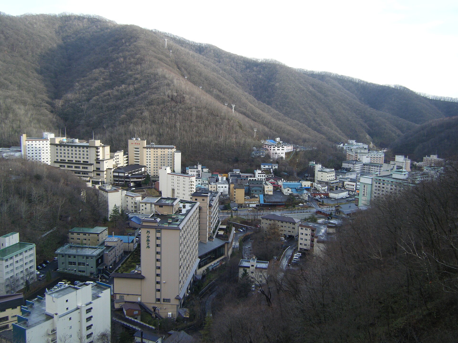 温泉宿が立ち並ぶ登別温泉街の風景