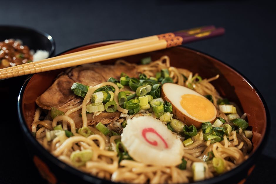 煮玉子とねぎをのせたラーメン（イメージ）