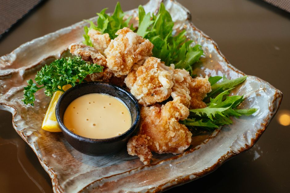 皿に盛られた鶏の唐揚げ（イメージ）