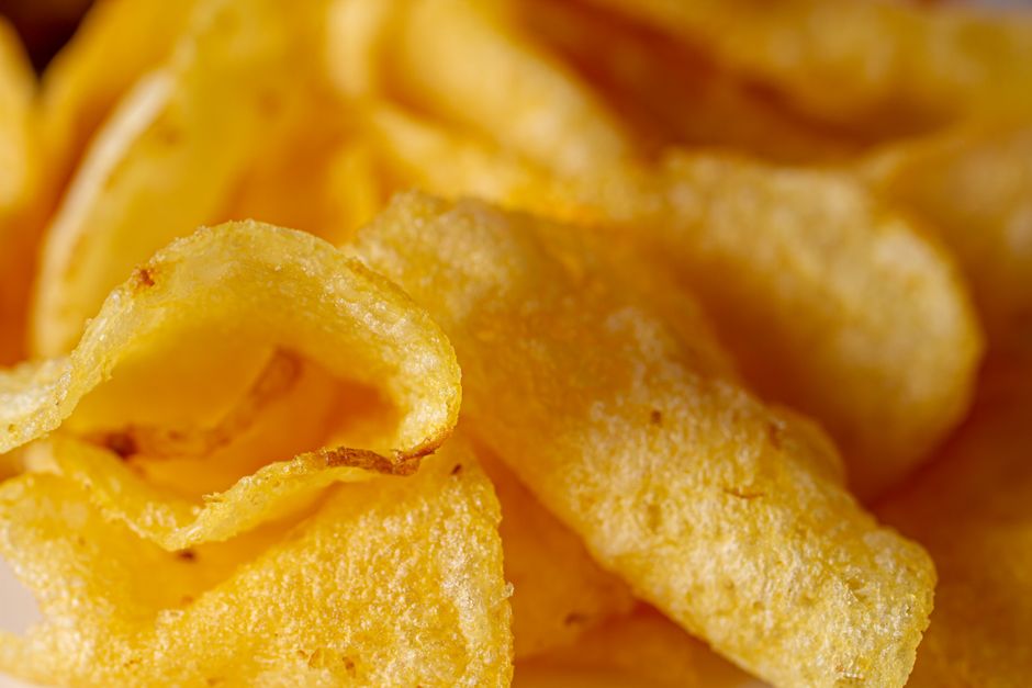 皿に盛られたポテトチップス(イメージ)