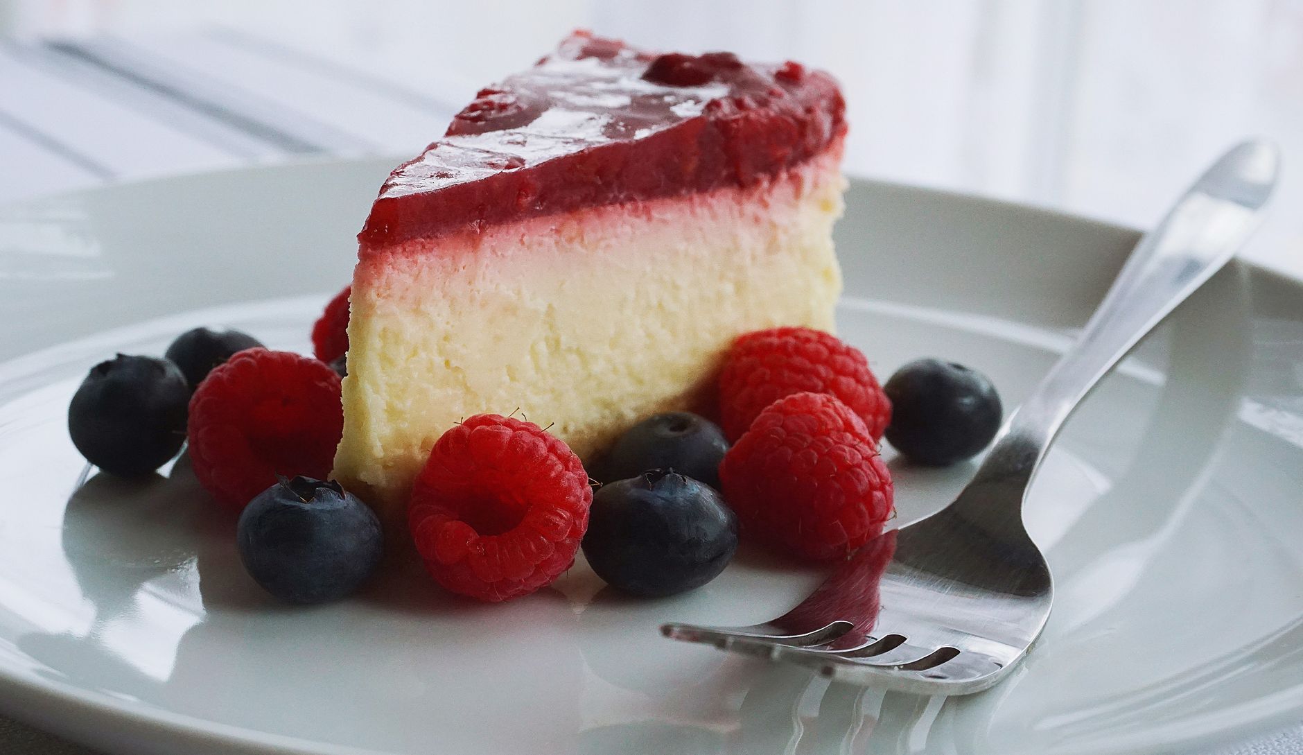 皿に盛られたチーズケーキ(イメージ)