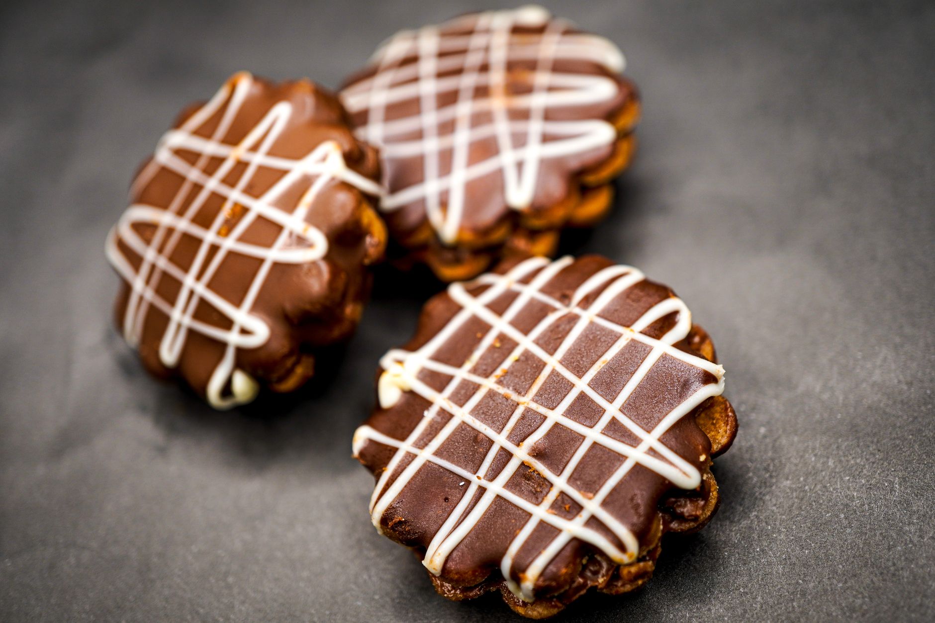 チョコレートをかけた焼き菓子（イメージ）