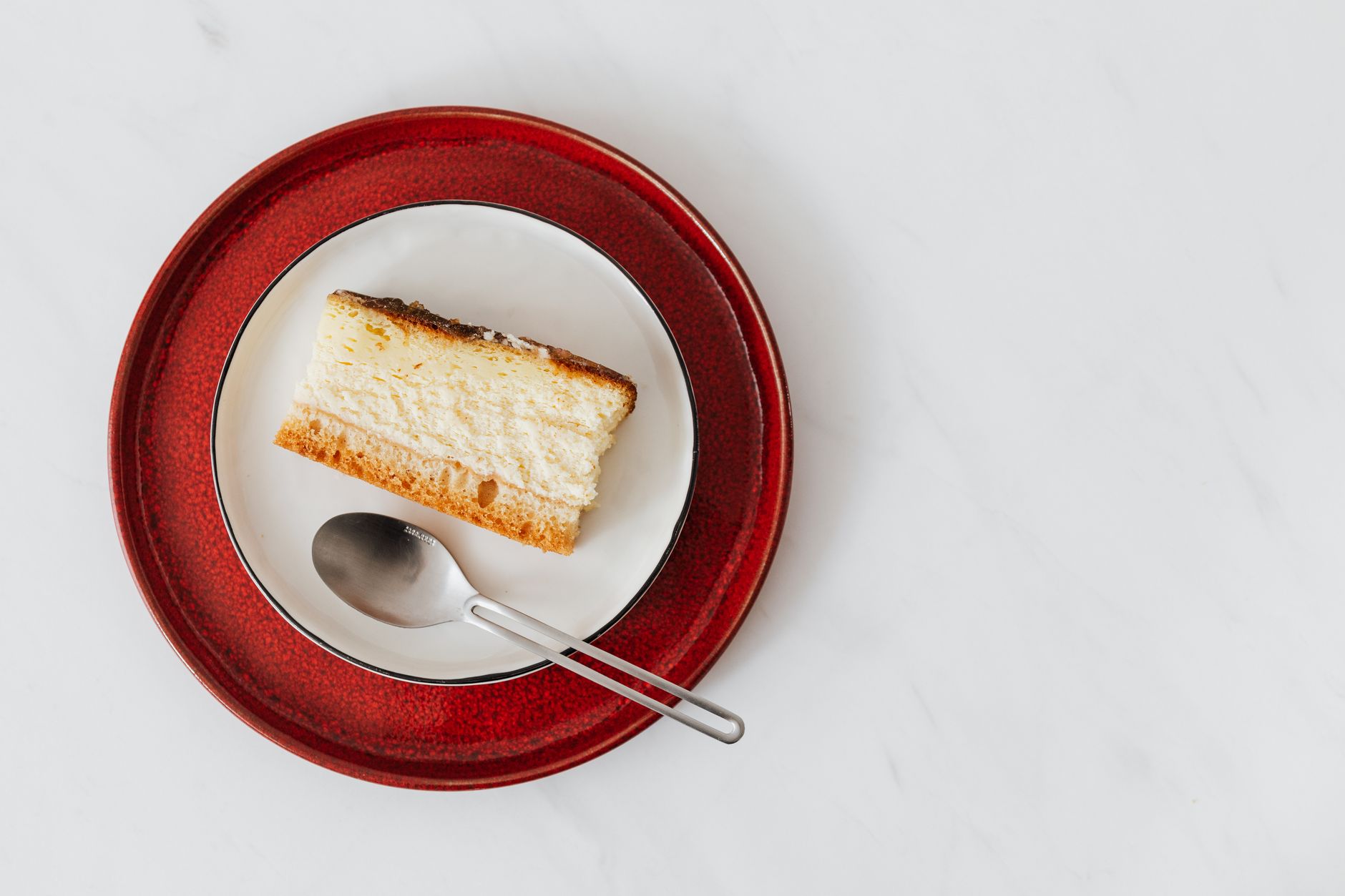 皿に盛られたチーズケーキ（イメージ）