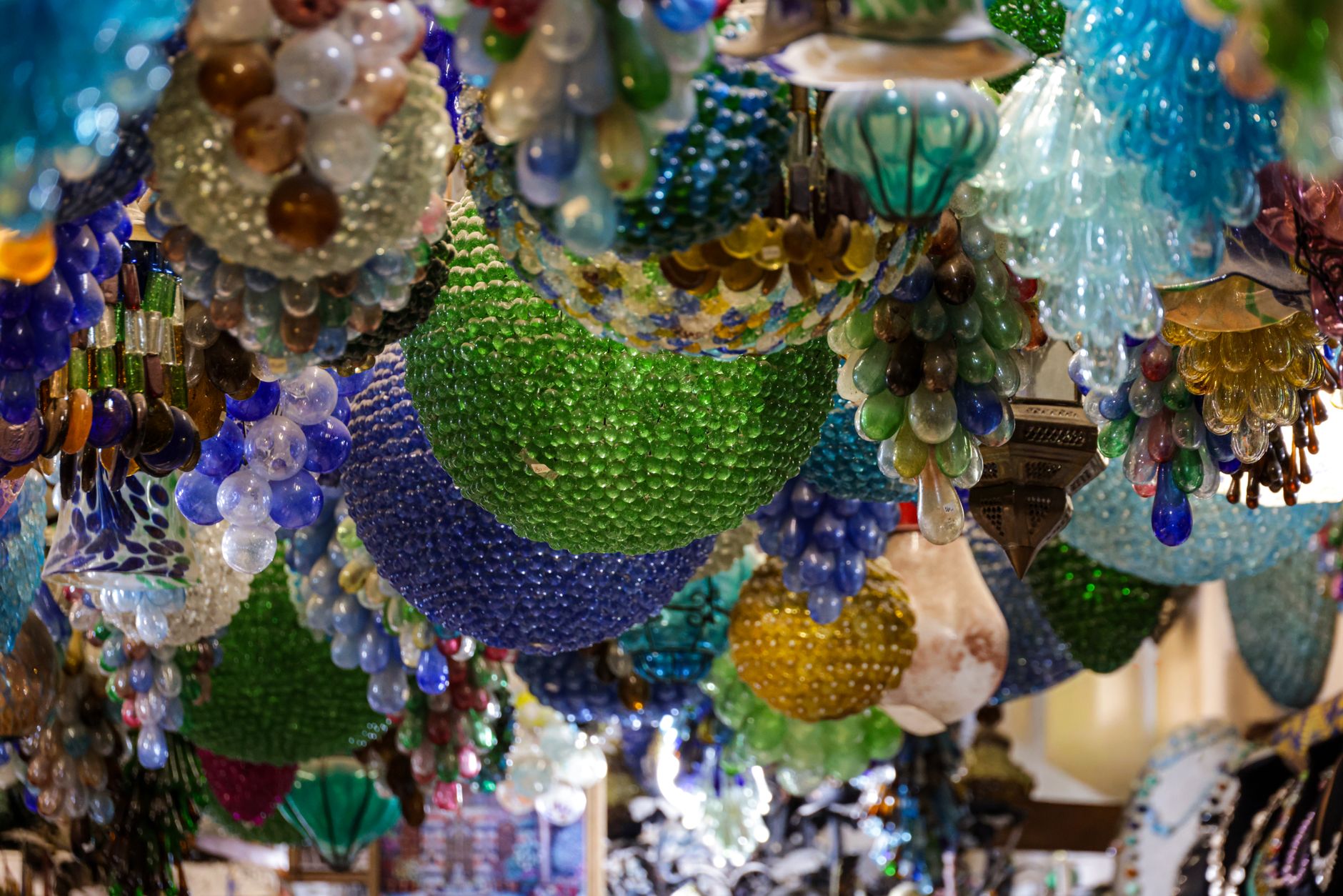 色ガラスの工芸品（イメージ）
