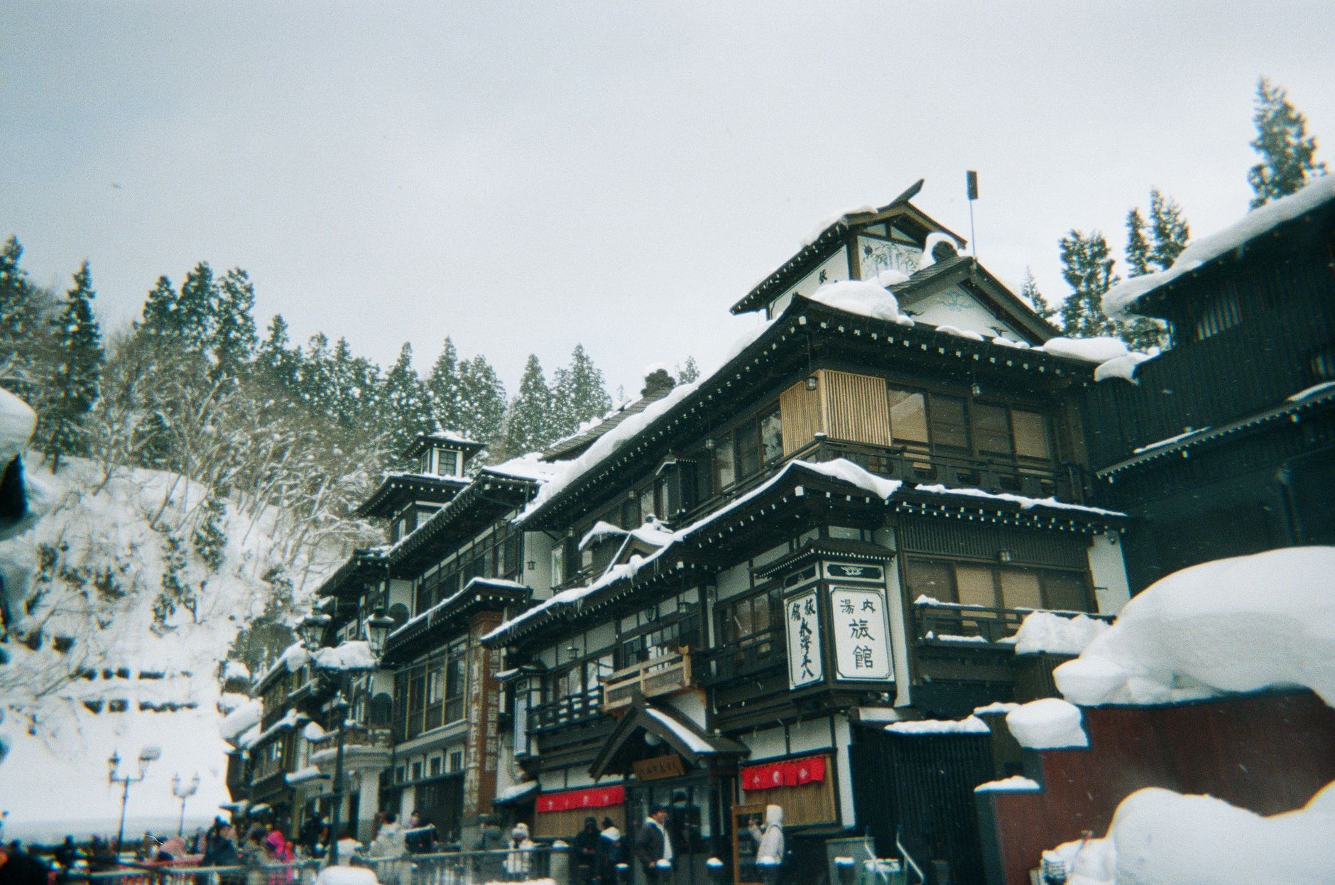 雪が積もった和風建築が並ぶ温泉街の風景(イメージ)