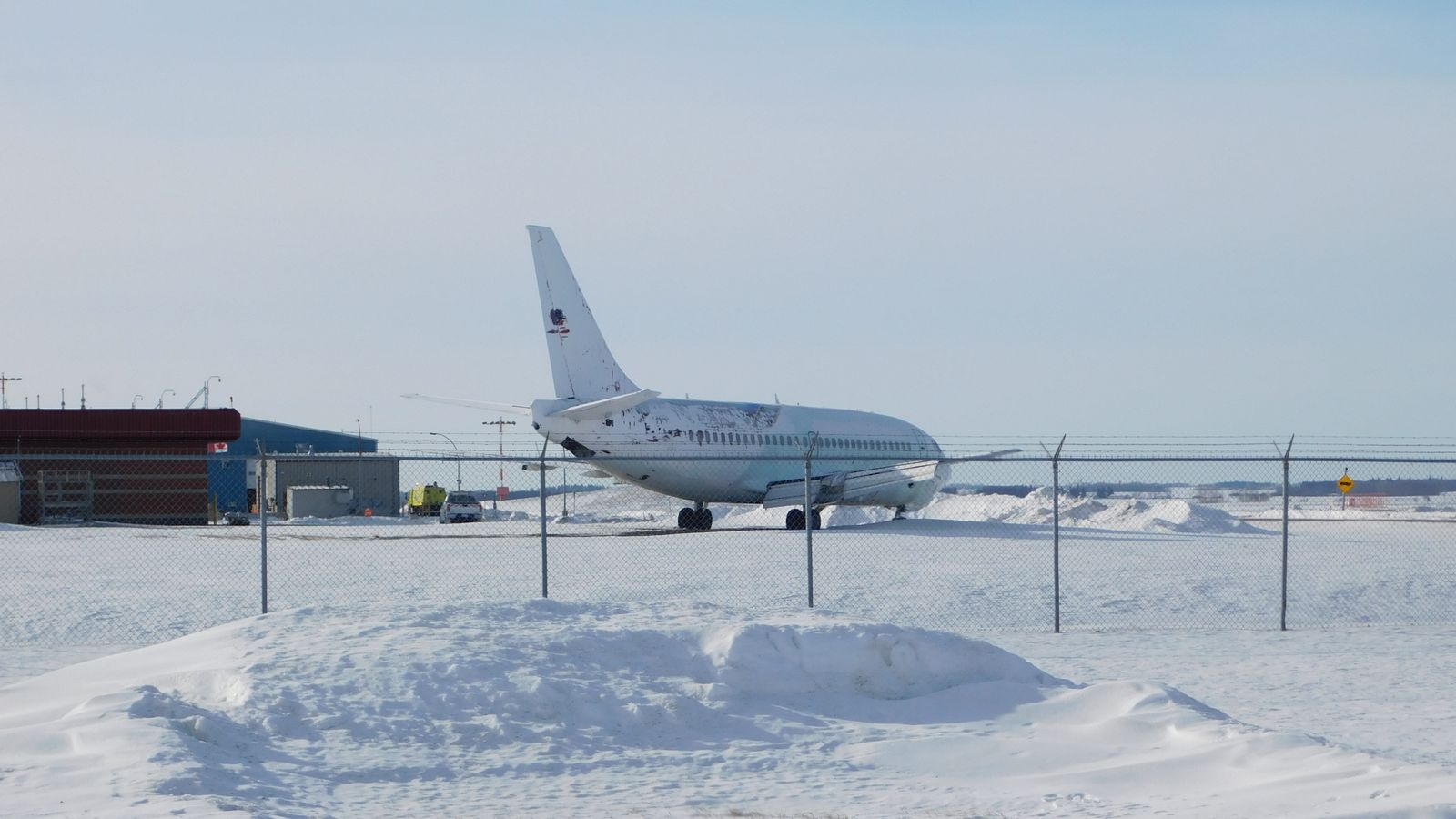 一面の雪に覆われた空港の駐機場に停まる旅客機(イメージ)
