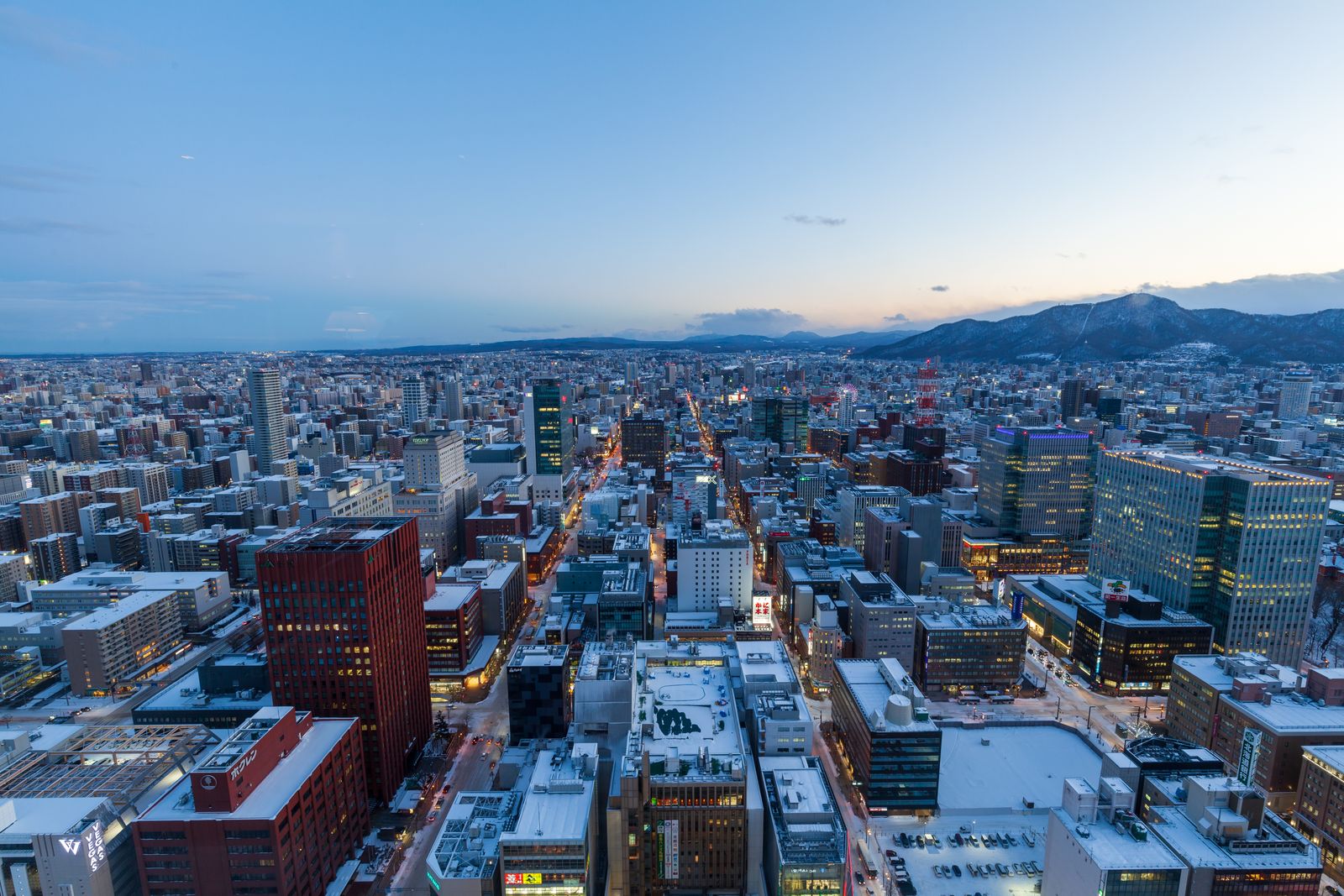 雪化粧した冬の札幌市街を見下ろす夕暮れの風景