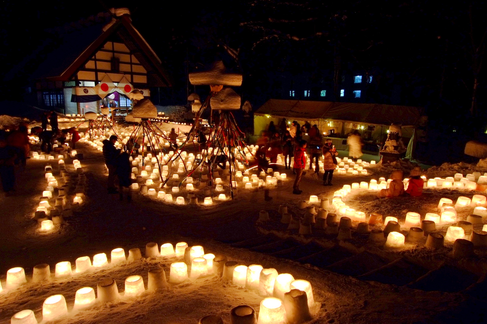 定山渓温泉の冬イベント「雪灯路」でスノーキャンドルが並ぶ夜景