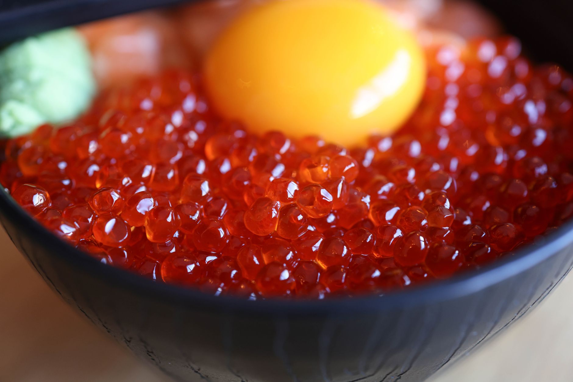 丼いっぱいに盛られたいくらの醤油漬けと卵黄(イメージ)