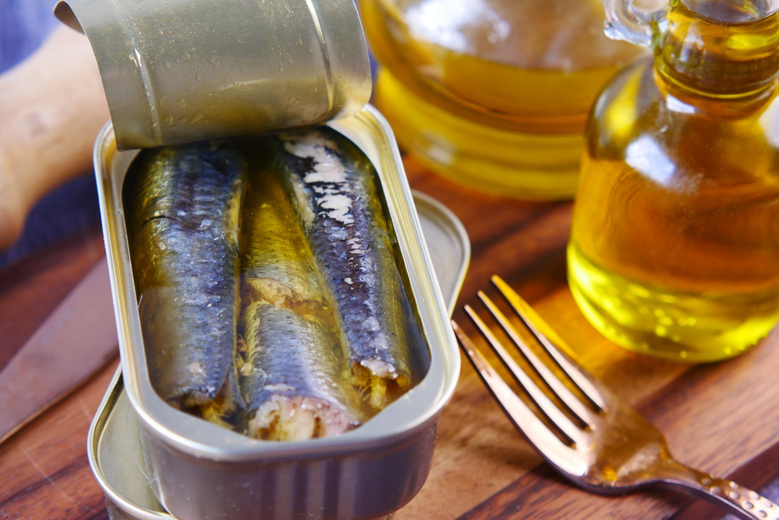 オイル漬けの魚を詰めた缶詰。常温で保存できる海産加工品(イメージ)