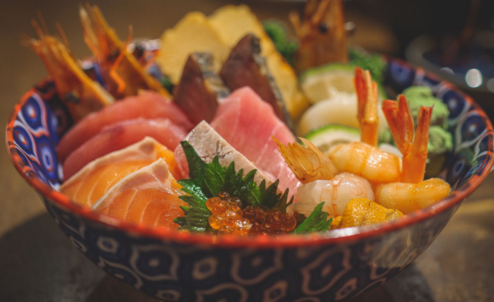 マグロやサーモン、甘えび、いくらなどをのせた海鮮丼(イメージ)